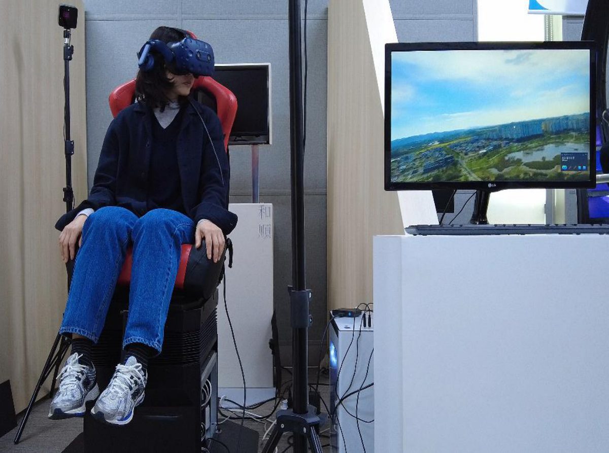 VR 체험 의자에서 나주 관광 콘텐츠를 체험하는 모습